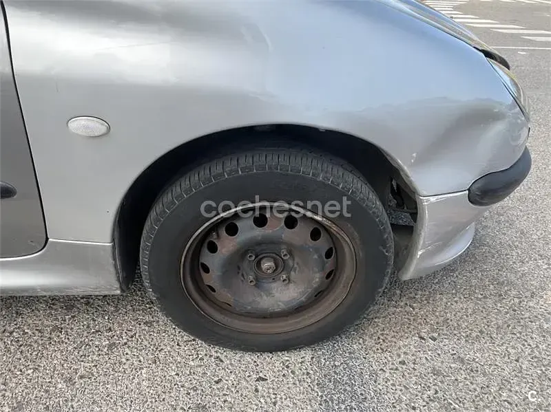 Usado Peugeot 206 75 CV (55 kW) 2004 Gris / plata Berlina