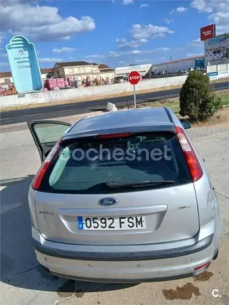Usado Ford Focus Trend 115 CV (84 kW) 2007 Gris / plata Berlina