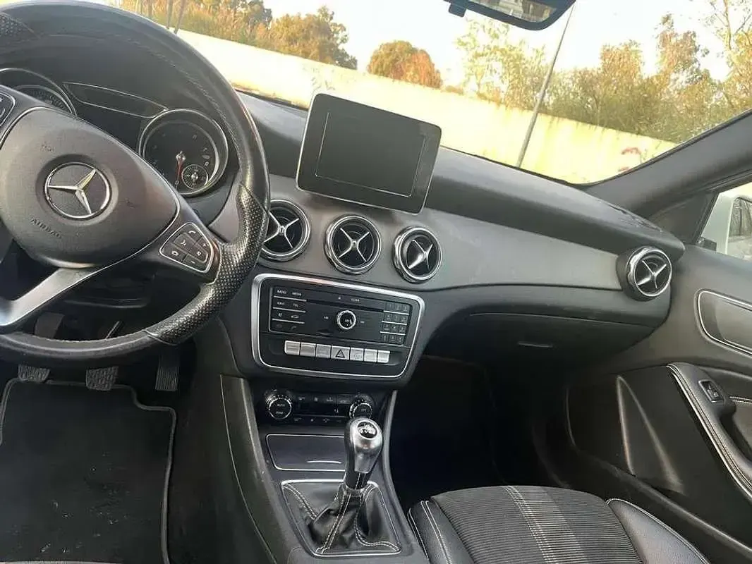 Usado Mercedes GLA180 122 CV (89 kW) 2018 Blanco SUV