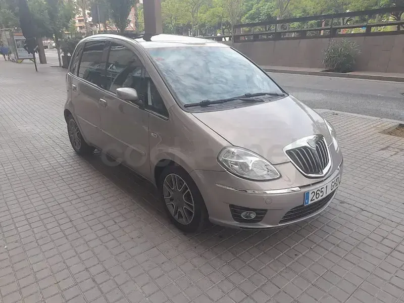 Usado Lancia Musa 90 CV (66 kW) 2008 Beige Monovolumen