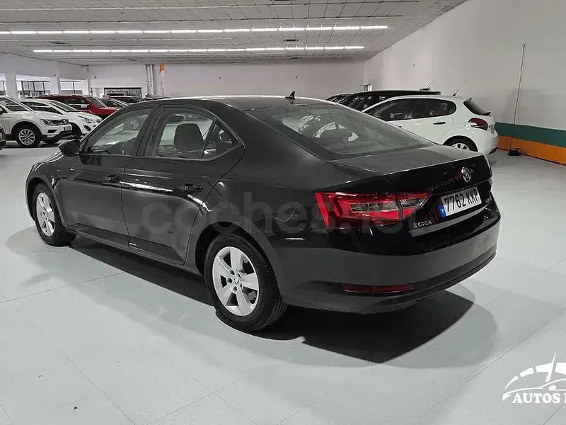 Usado Skoda Superb Active 150 CV (110 kW) 2018 Negro Berlina