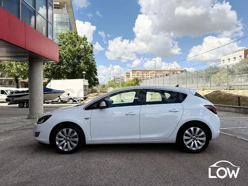 Usado Opel Astra Selective 110 CV (80 kW) 2012 Blanco Berlina