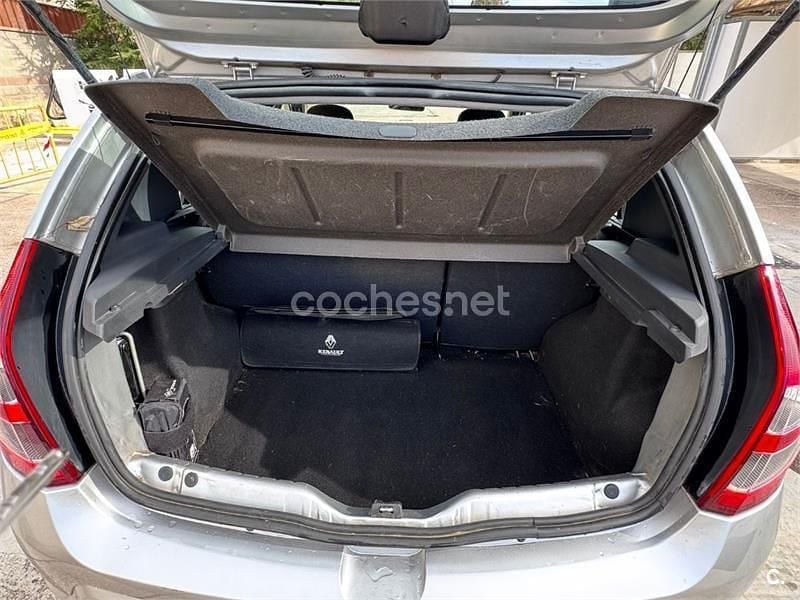 Usado Dacia Sandero Lauréate 75 CV (55 kW) 2012 Gris / plata Berlina