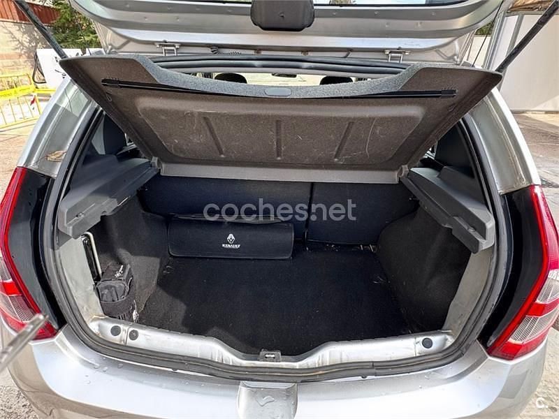 Gris / plata Usado 2012 Dacia Sandero Lauréate Berlina | 5800 € (Precio justo) - Imagen 1/4