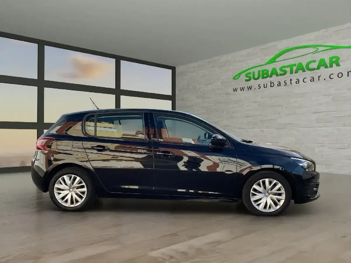 Usado Peugeot 308 Business-Line 130 HP (95 kW) 2020 Preto