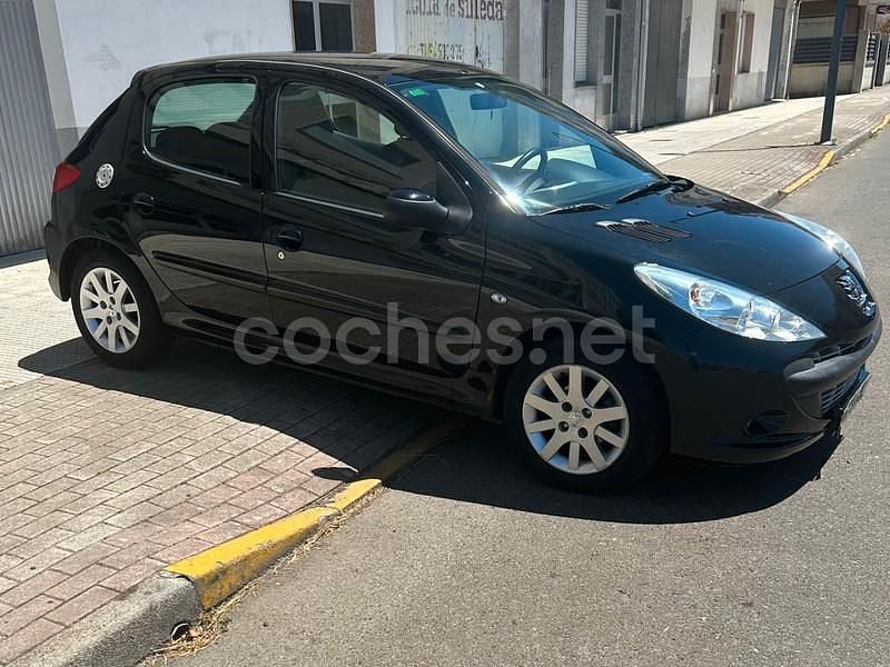 Negro Usado 2010 Peugeot 206+ Utilitario | 5490 € (Caro) - Imagen 1/4