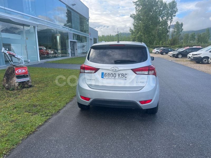 Usado Hyundai ix20 90 CV (66 kW) 2017 Gris / plata Utilitario