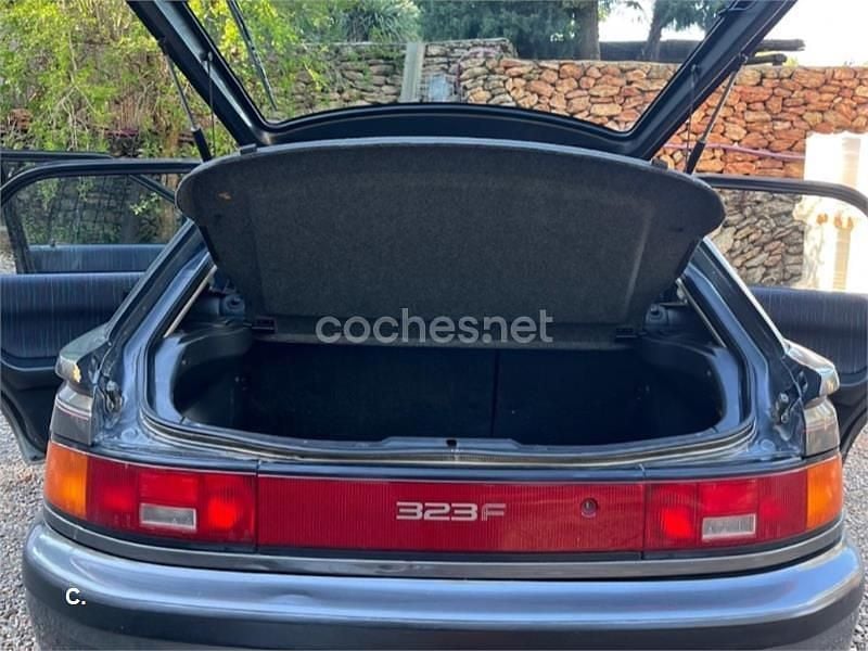 Usado Mazda 323F 90 CV (66 kW) 1992 Gris / plata Berlina