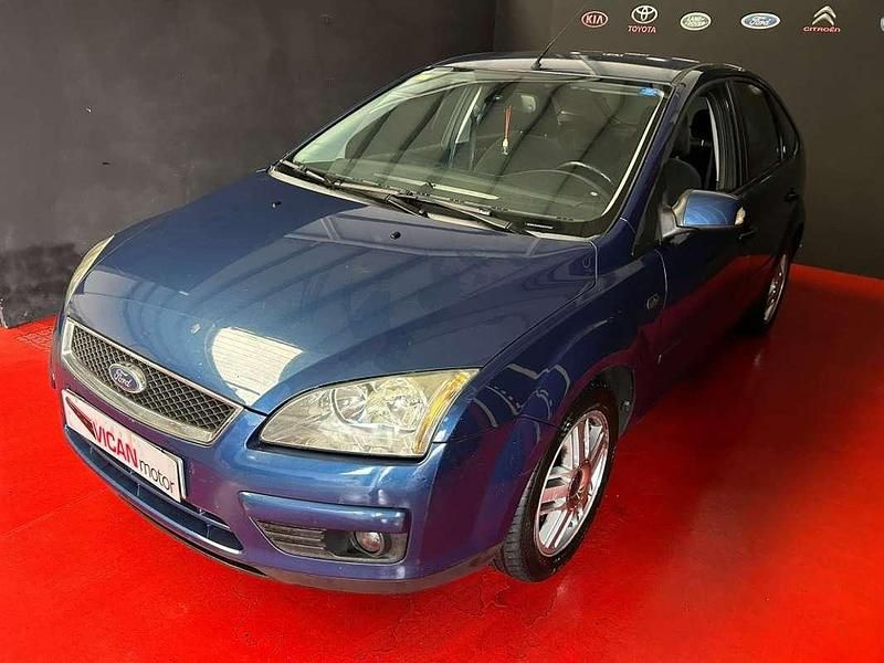 Begagnad Ford Focus Ghia 116 HK (85 kW) 2006 Blå Halvkombi