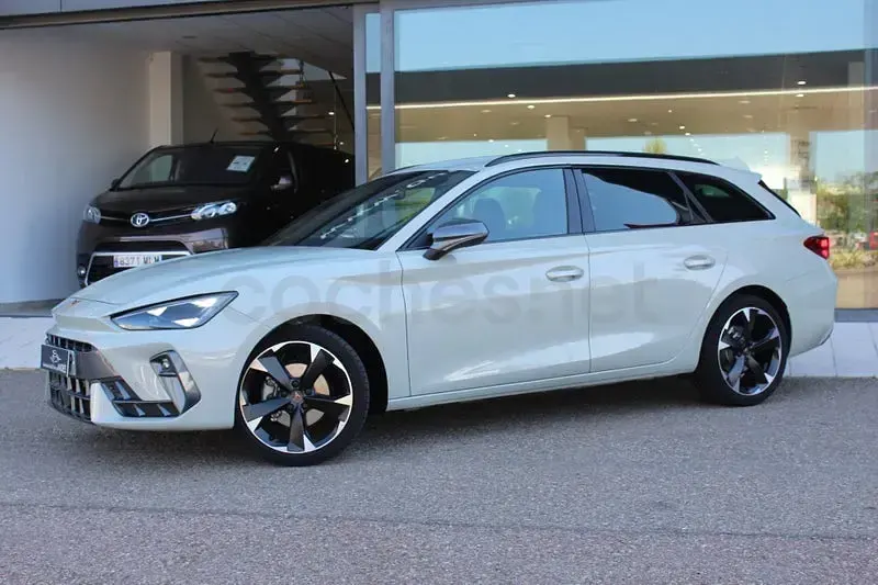 Usado Cupra Leon 150 CV (110 kW) 2025 Gris / plata Familiar
