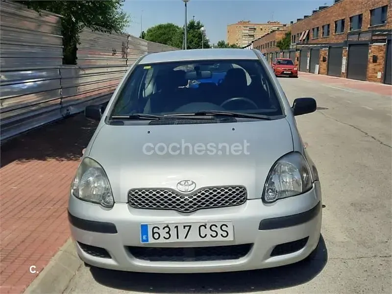 Usado Toyota Yaris Sol 75 CV (55 kW) 2004 Gris / plata Berlina