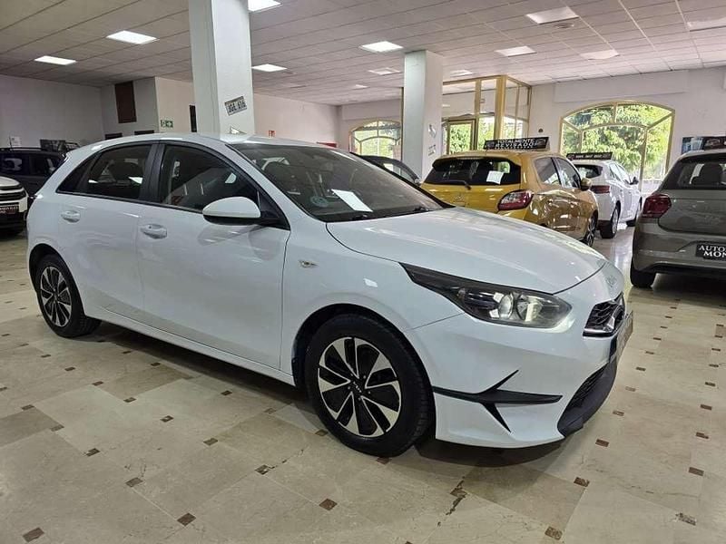 Używany Kia Ceed 101 KM (74 kW) 2024 Biały Hatchback