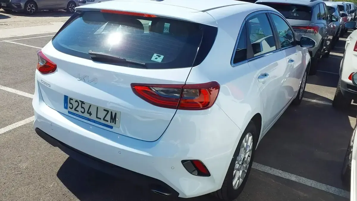 Usado Kia Ceed 101 CV (74 kW) 2022 Blanco Utilitario