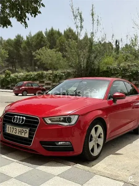 Usado Audi A3 Attraction 105 CV (77 kW) 2013 Rojo Berlina