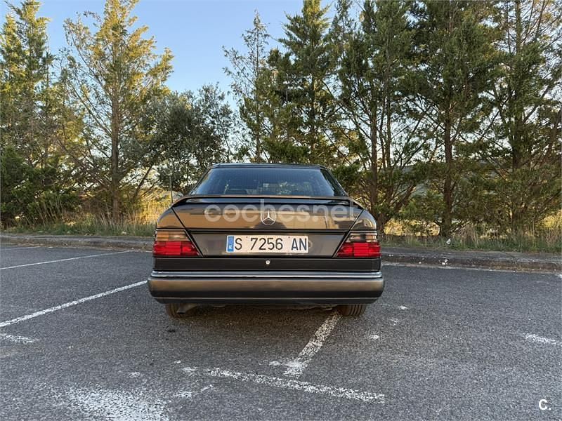 Usado Mercedes E230 150 CV (110 kW) 1994 Negro Berlina