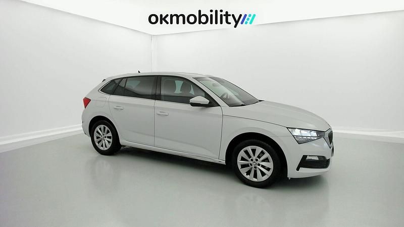 Usado Skoda Scala Ambition 110 CV (80 kW) 2024 Blanco glaciar Utilitario
