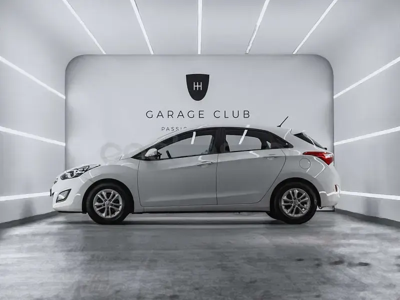 Usado Hyundai i30 100 CV (73 kW) 2014 Blanco Berlina