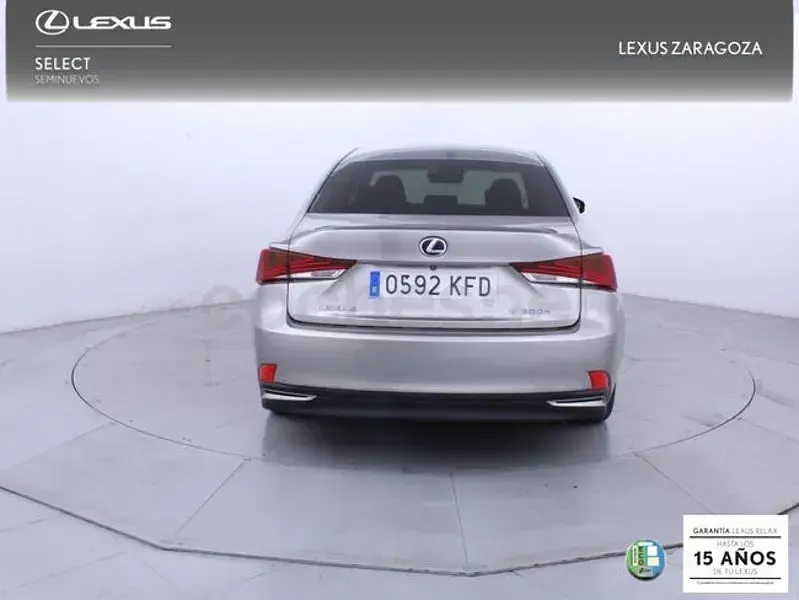 Usado Lexus IS300h Executive Line 223 CV (164 kW) 2017 Gris / plata Berlina