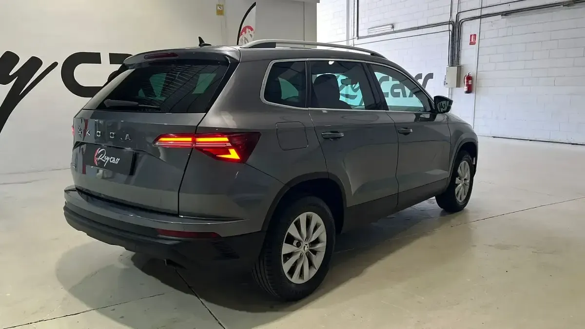 Usado Skoda Karoq Ambition 150 CV (110 kW) 2023 Gris SUV