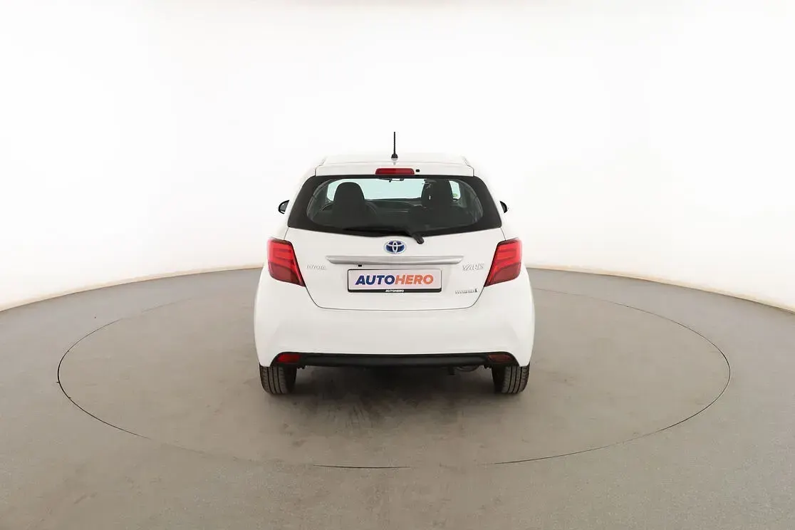Usado Toyota Yaris Active 101 CV (74 kW) 2016 Blanco Utilitario