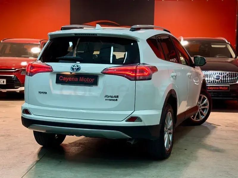 Usado Toyota RAV4 Hybrid Advance 197 CV (144 kW) 2017 Blanco SUV