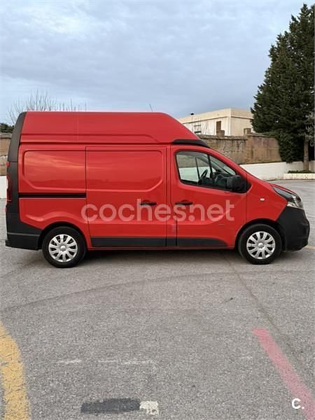 Usado Opel Vivaro 120 CV (88 kW) 2018 Rojo Monovolumen