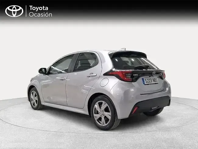 Usado Toyota Yaris Active 116 CV (85 kW) 2025 Gris / plata Utilitario