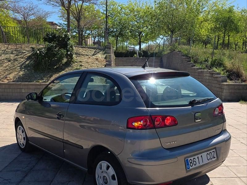 Usado Seat Ibiza Fresh 100 CV (73 kW) 2004 Gris / plata Utilitario