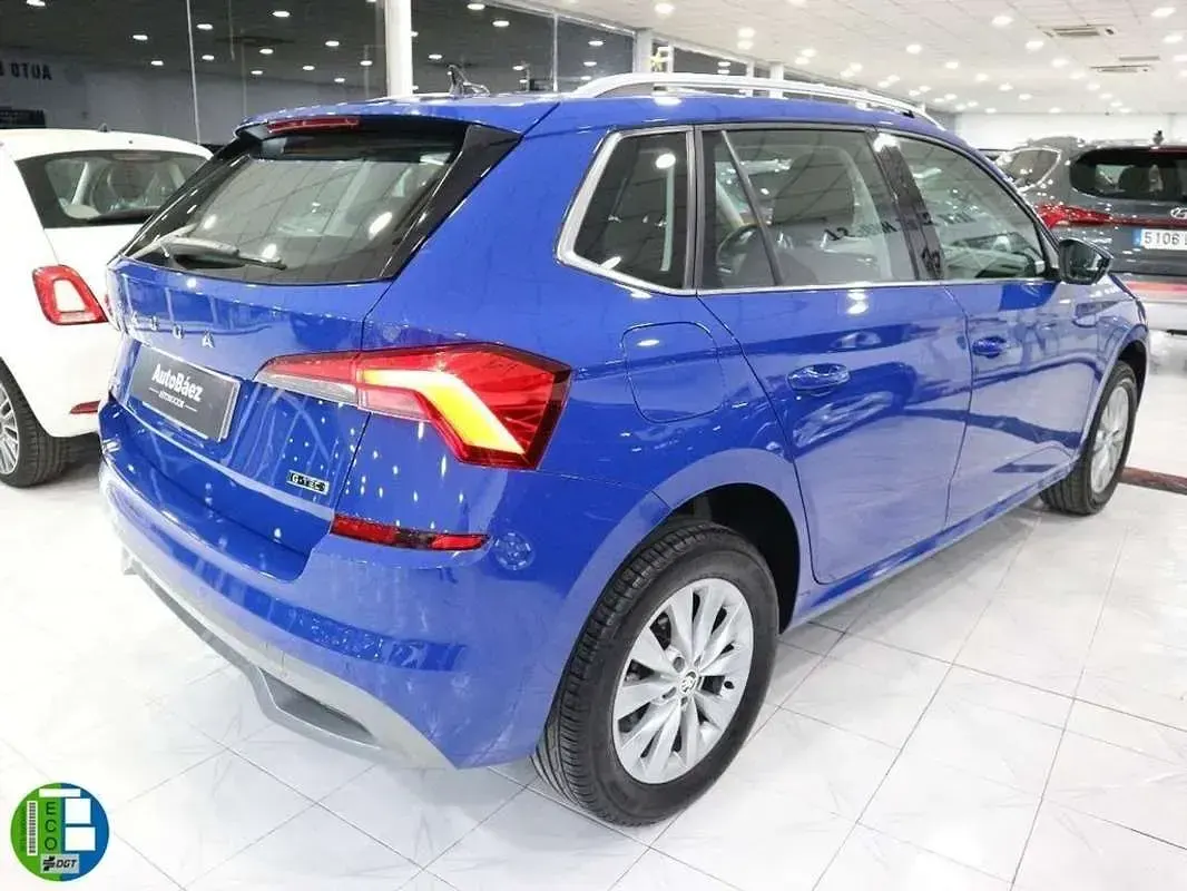 Usado Skoda Kamiq Active 95 CV (69 kW) 2020 Azul SUV