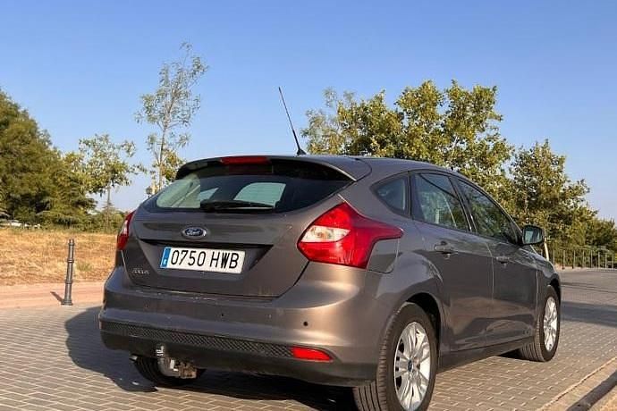 Usado Ford Focus 115 CV (84 kW) 2012 Gris Berlina