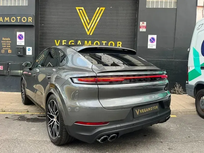 Usado Porsche Cayenne 470 CV (345 kW) 2024 Gris / plata SUV