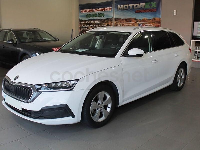 Usado Skoda Octavia Ambition 150 CV (110 kW) 2021 Blanco Familiar