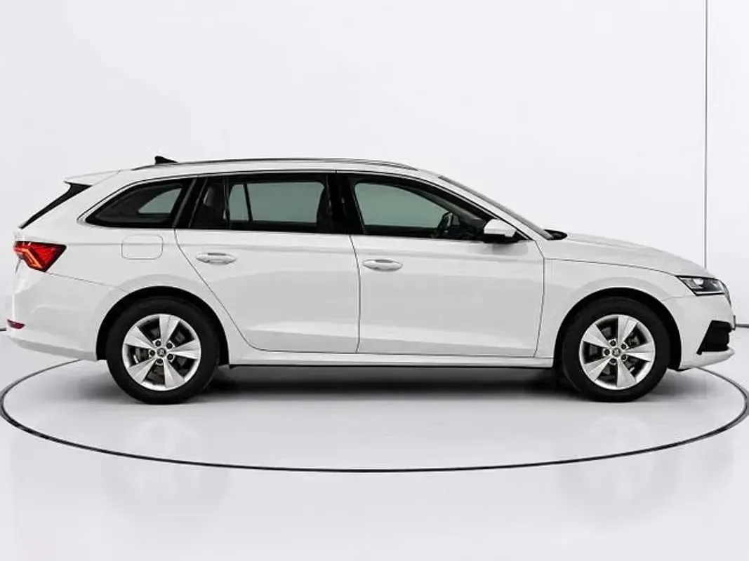 Usado Skoda Octavia Ambition 110 CV (80 kW) 2021 Blanco Utilitario