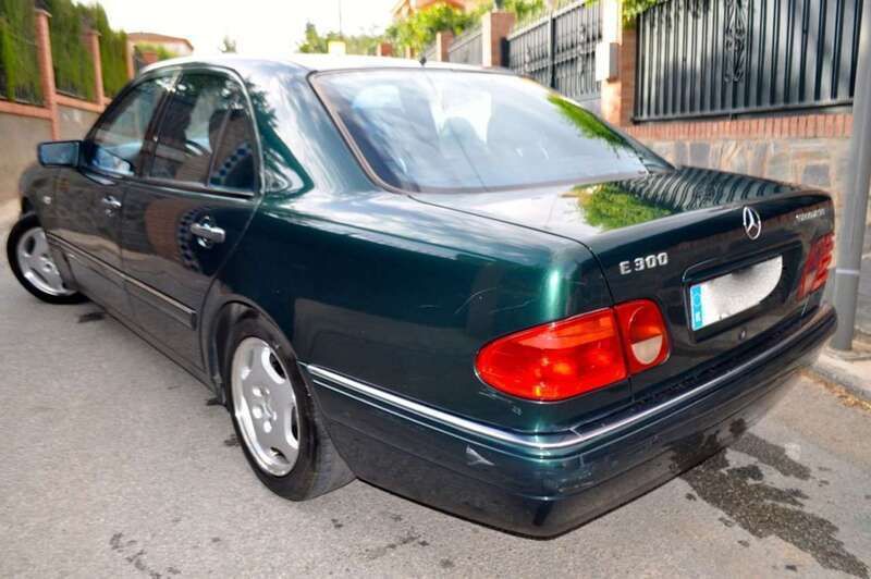 Usado Mercedes E300 Avantgarde 177 CV (130 kW) 1998 Verde Berlina