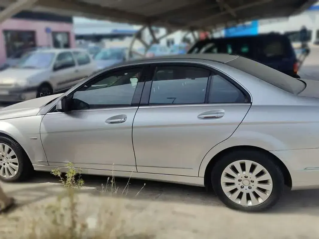 Usado Mercedes C200 Elegance 136 CV (100 kW) 2008 Gris Berlina
