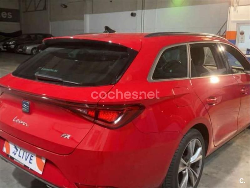 Usado Seat Leon FR 130 CV (95 kW) 2023 Rojo Familiar