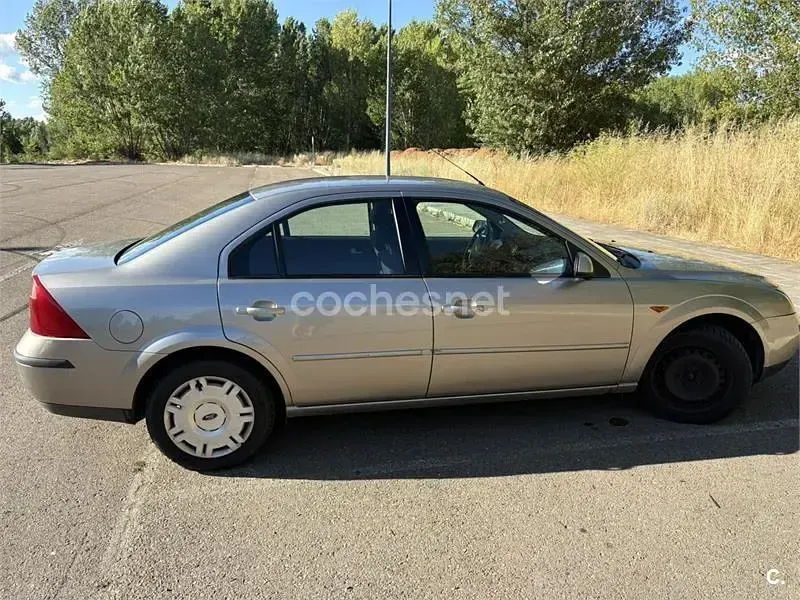 Usado Ford Mondeo Trend 125 CV (91 kW) 2002 Gris / plata Berlina