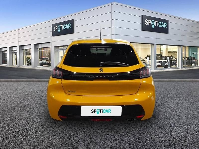 Usado Peugeot 208 Allure 100 CV (73 kW) 2024 Dorado Utilitario