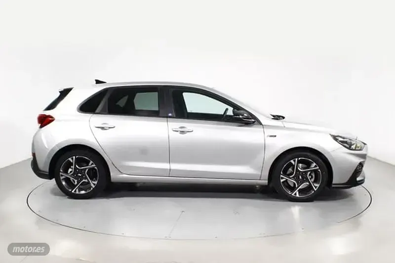 Usado Hyundai i30 N Line 120 CV (88 kW) 2023 Plateado Berlina