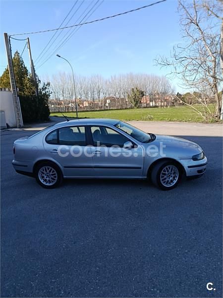 Usado Seat Toledo 110 CV (80 kW) 2001 Gris / plata Berlina