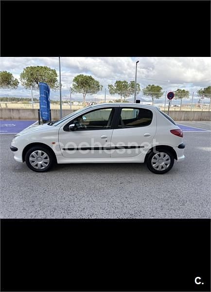 Usado Peugeot 206 70 CV (51 kW) 2004 Blanco Berlina