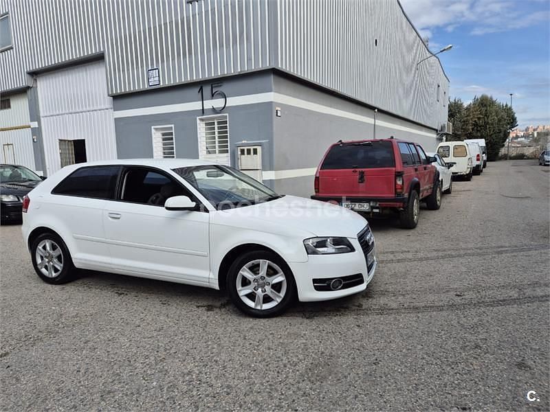 Usado Audi A3 Attraction 105 CV (77 kW) 2011 Blanco Berlina