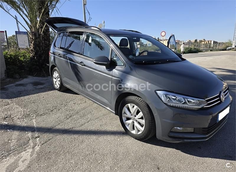 Usado VW Touran Advance 115 CV (84 kW) 2019 Gris / plata Monovolumen