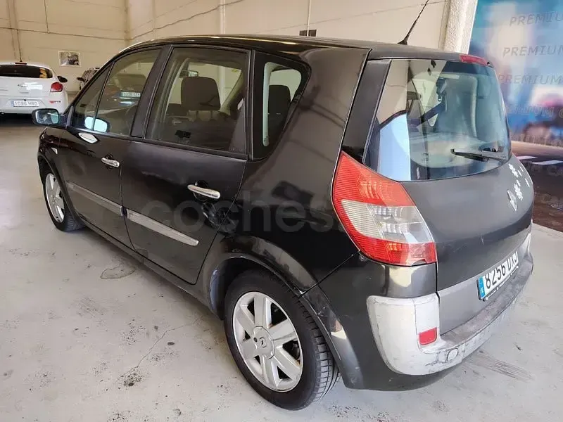 Usado Renault Scénic Dynamique 105 CV (77 kW) 2006 Negro Monovolumen