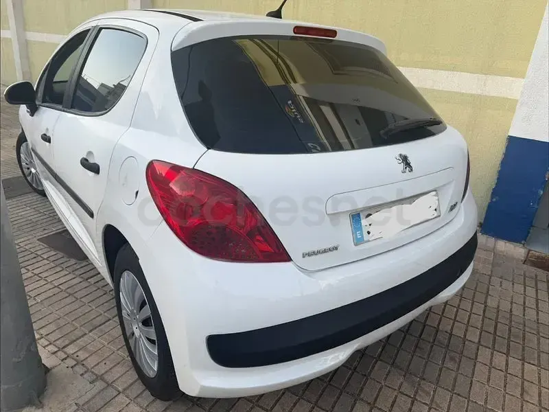 Usado Peugeot 207 70 CV (51 kW) 2009 Blanco Berlina