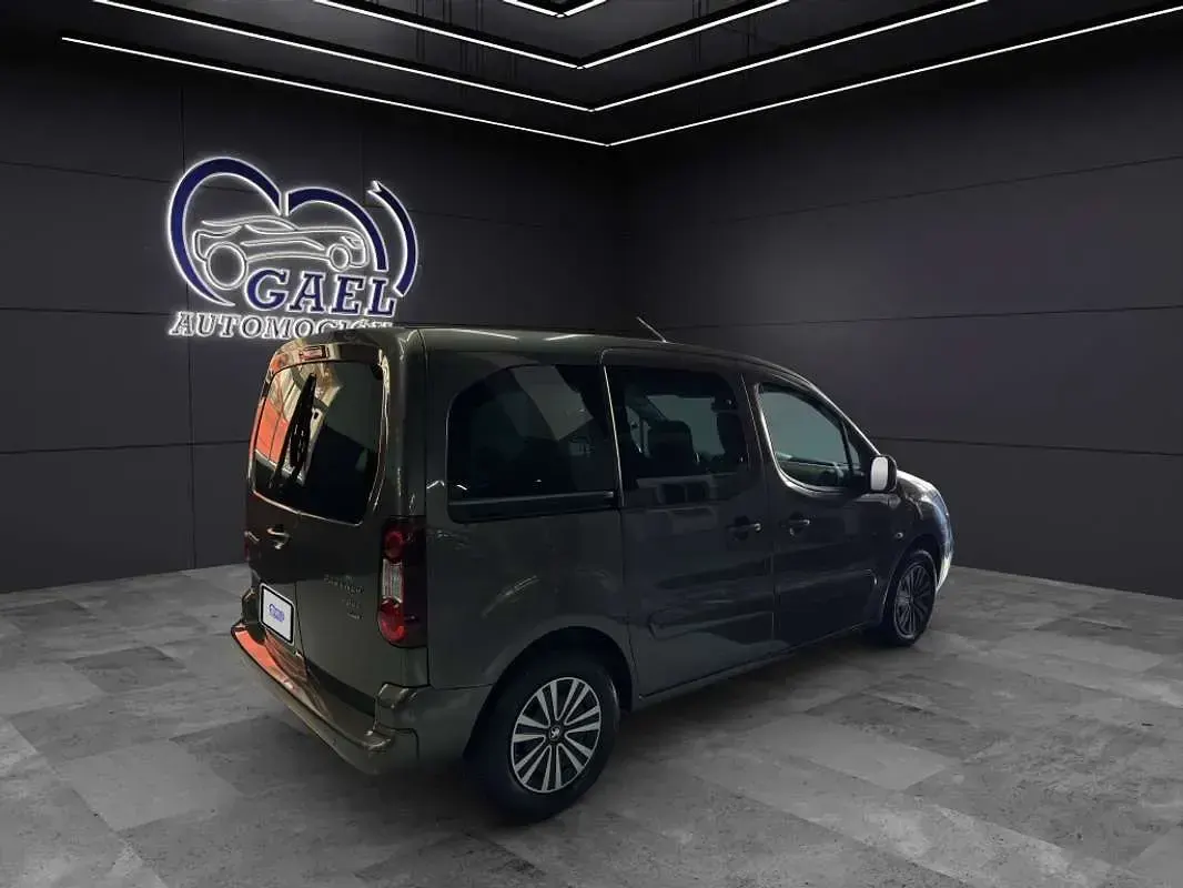 Usado Peugeot TePee Active 110 CV (80 kW) 2017 Marrón Van
