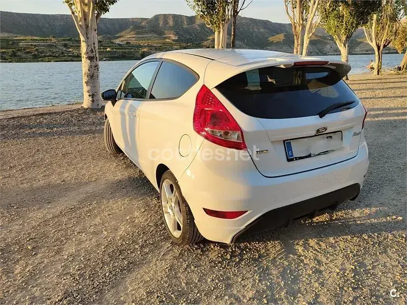 Usado Ford Fiesta 95 CV (69 kW) 2011 Blanco Berlina