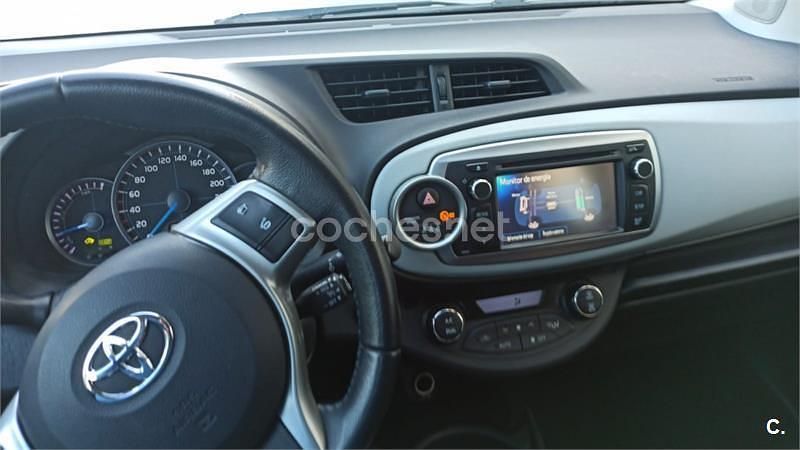 Usado Toyota Yaris Hybrid Active 100 CV (73 kW) 2013 Blanco Berlina