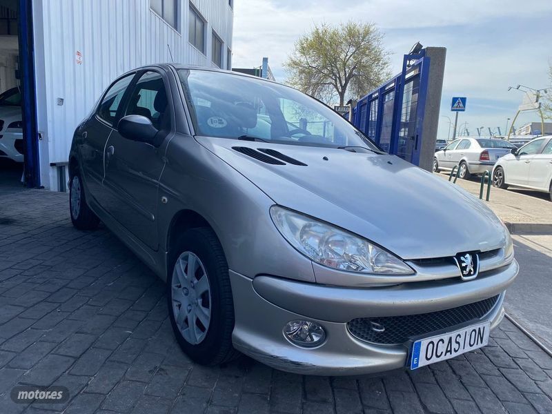 Usado Peugeot 206 70 CV (51 kW) 2007 Gris Berlina