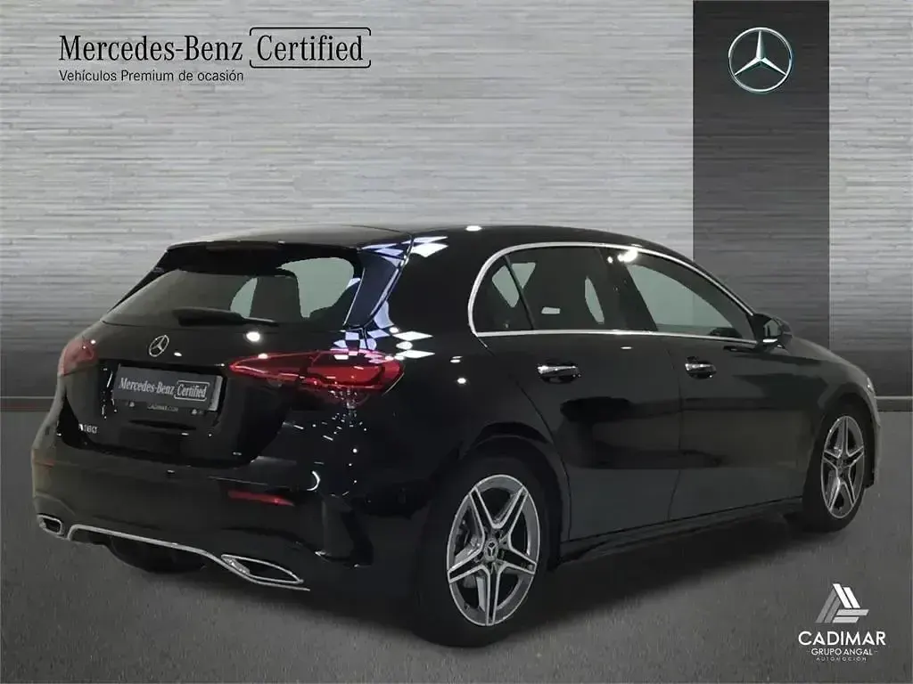Usado Mercedes A180 AMG line 136 CV (100 kW) 2025 Negro Berlina